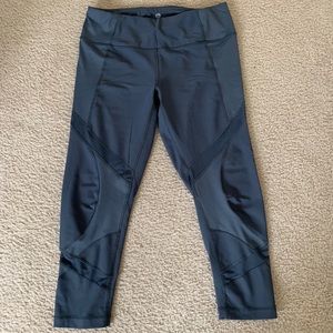 Capri leggings, mesh detail